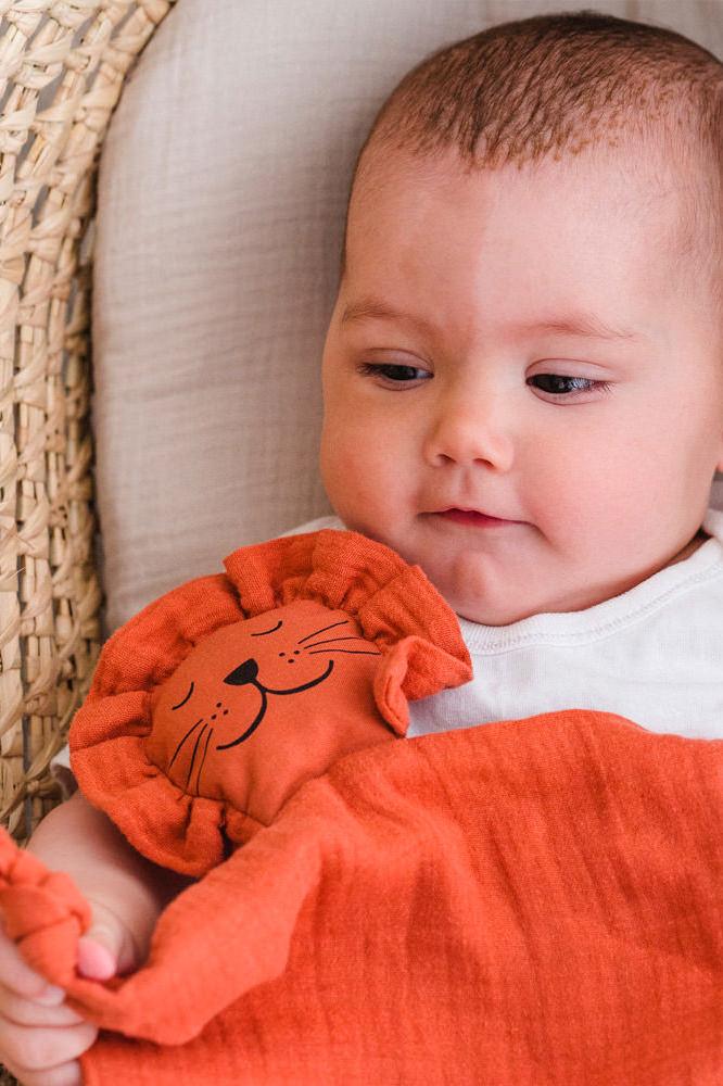 Doudou en Coton Bio Lion Argile – Image 3