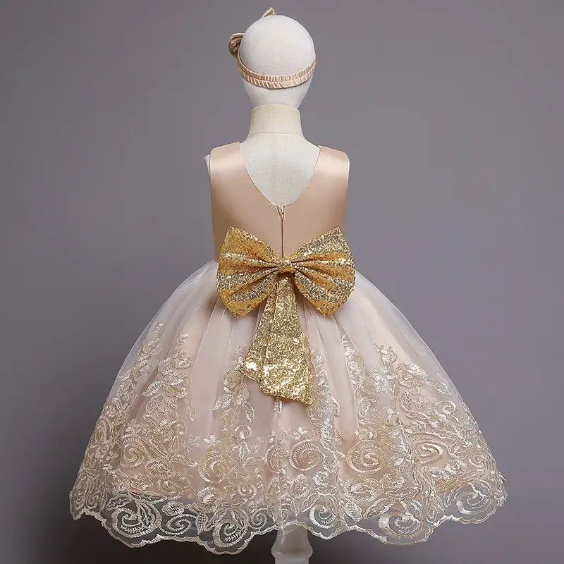 Robe princesse aux motifs dorés - 48h – Image 8